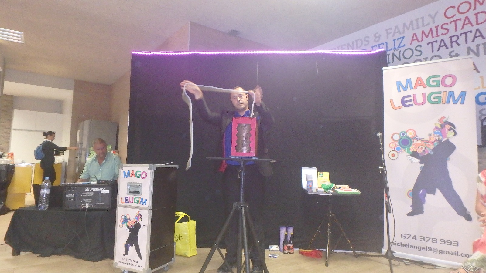 Mago en Logroño actuando en un espectáculo de magia infantil y familiar